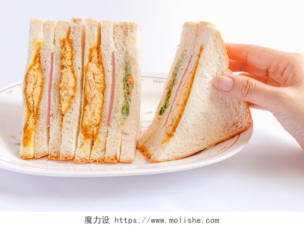 拿走一块切好的三明治在女人的三明治是手.